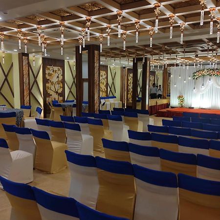 Prime Land Hotel Варанаси Екстериор снимка