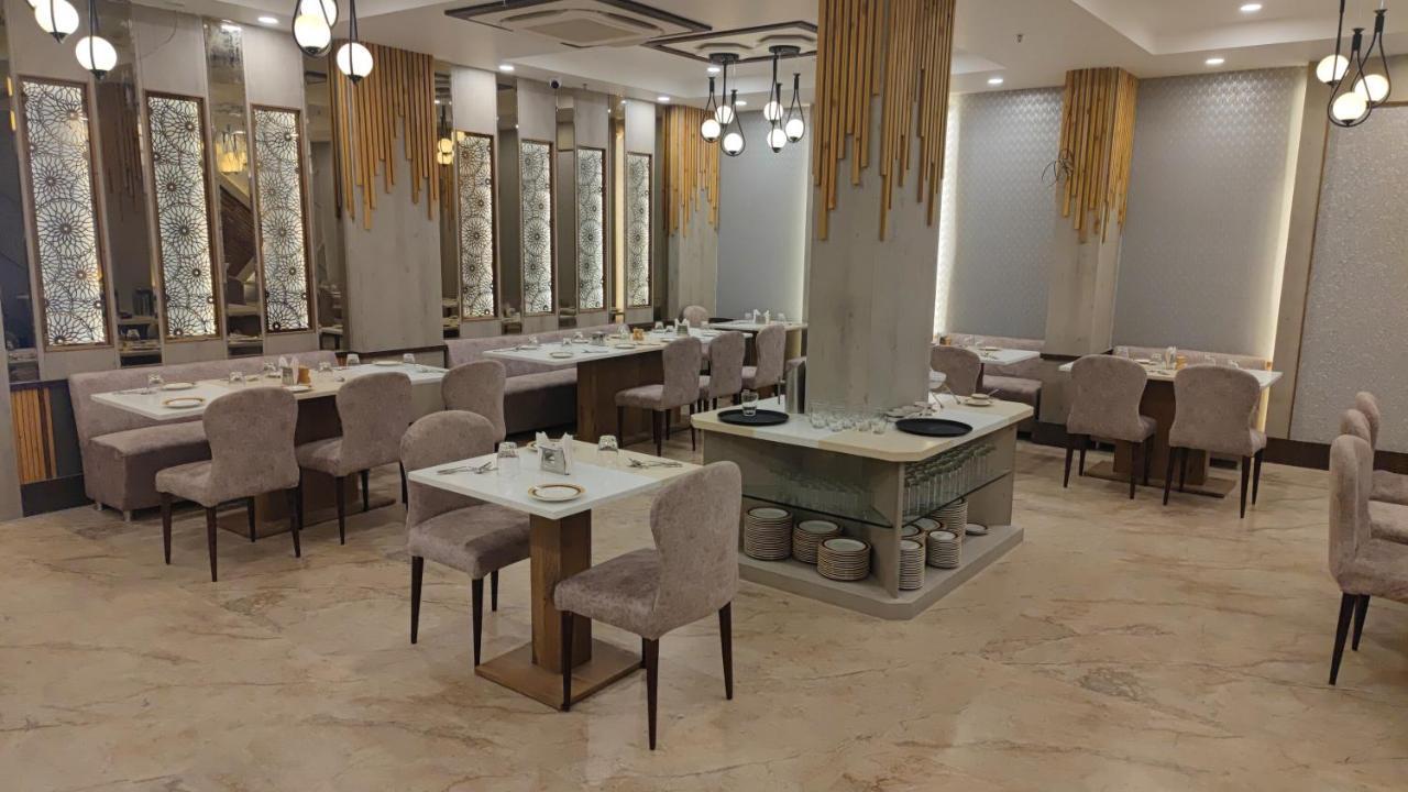 Prime Land Hotel Варанаси Екстериор снимка