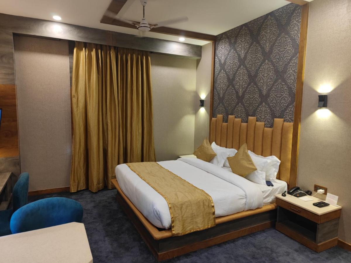 Prime Land Hotel Варанаси Екстериор снимка