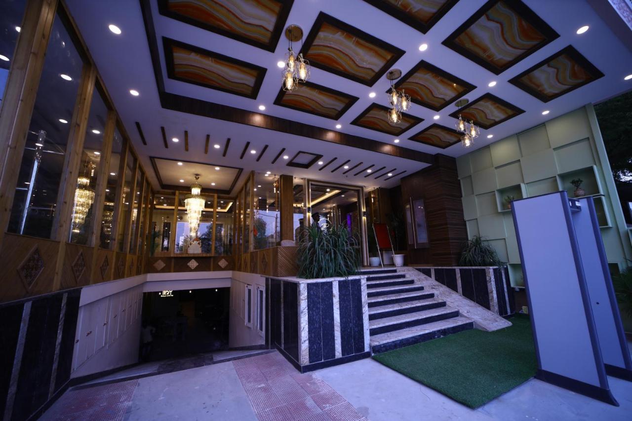 Prime Land Hotel Варанаси Екстериор снимка