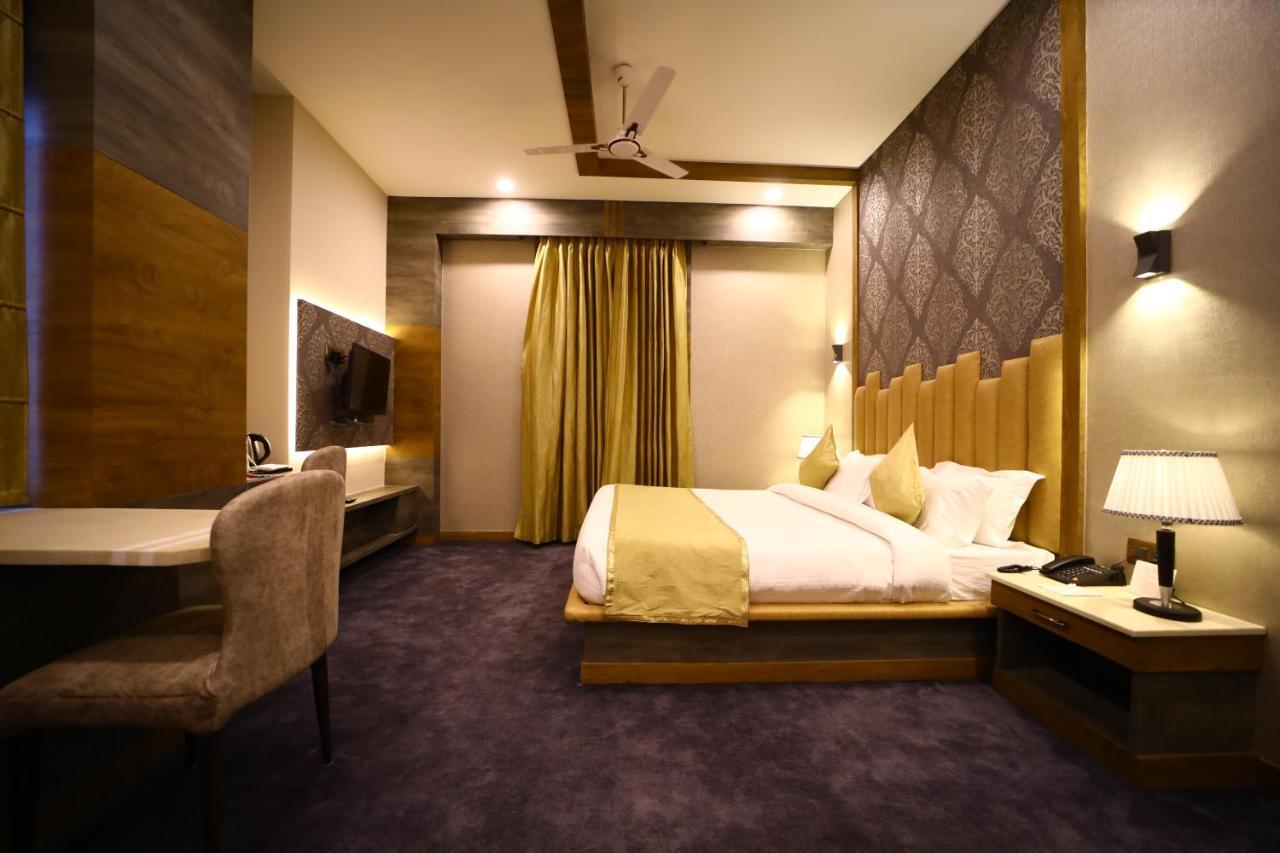 Prime Land Hotel Варанаси Екстериор снимка