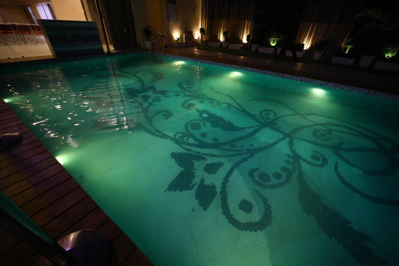 Prime Land Hotel Варанаси Екстериор снимка