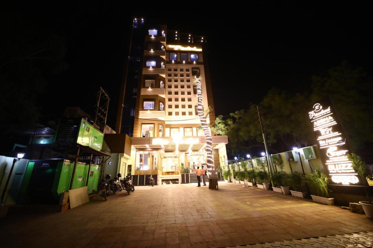 Prime Land Hotel Варанаси Екстериор снимка