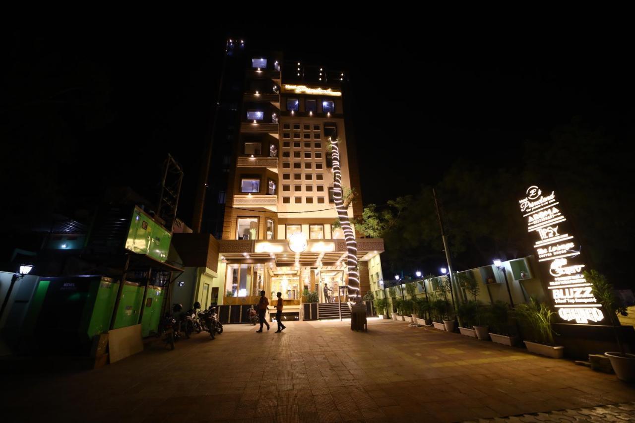 Prime Land Hotel Варанаси Екстериор снимка