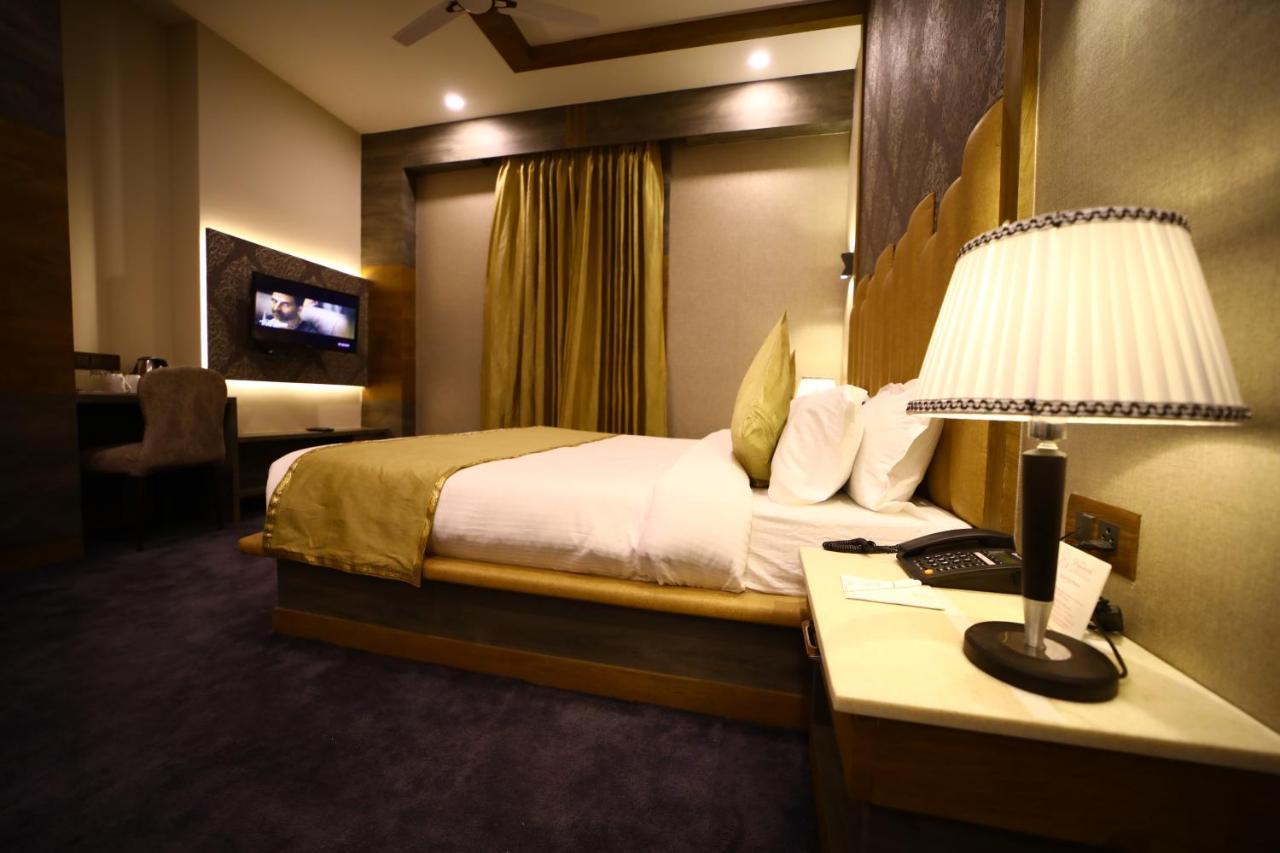 Prime Land Hotel Варанаси Екстериор снимка
