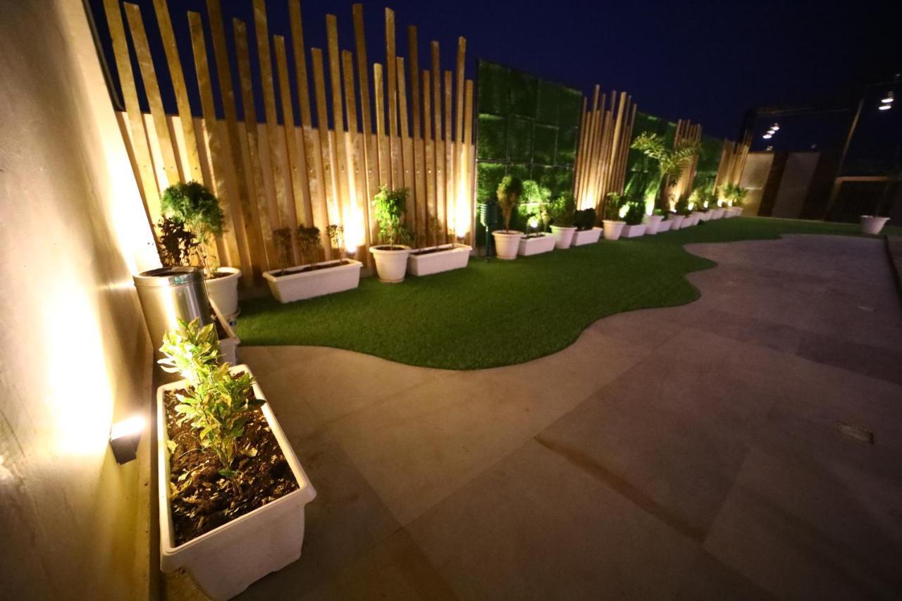 Prime Land Hotel Варанаси Екстериор снимка