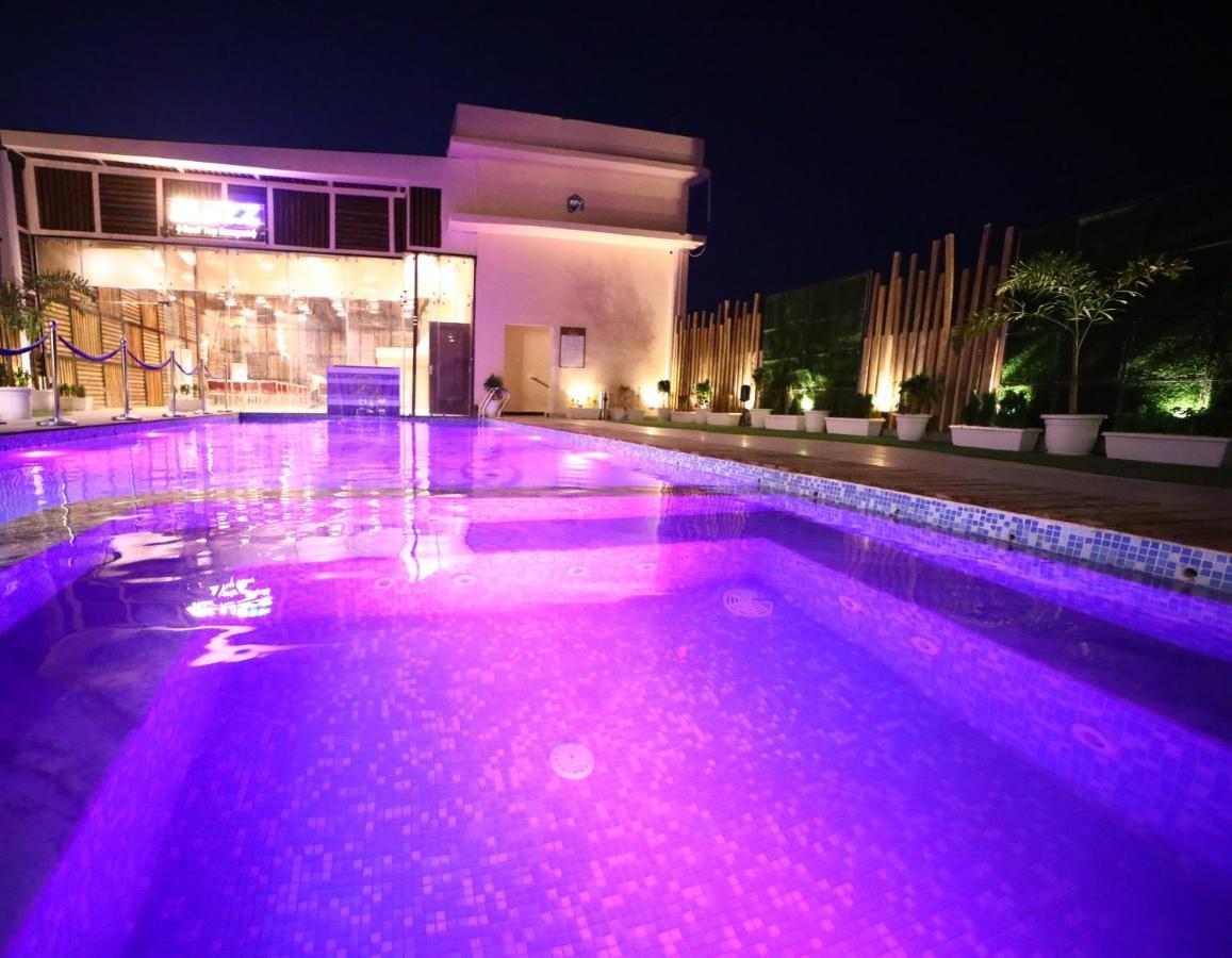 Prime Land Hotel Варанаси Екстериор снимка