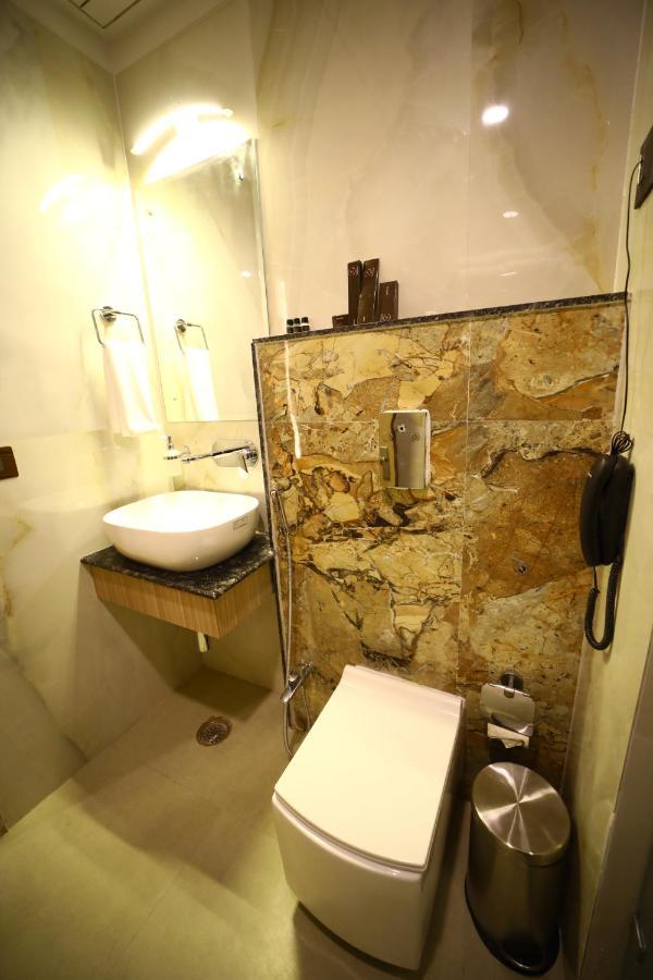 Prime Land Hotel Варанаси Екстериор снимка