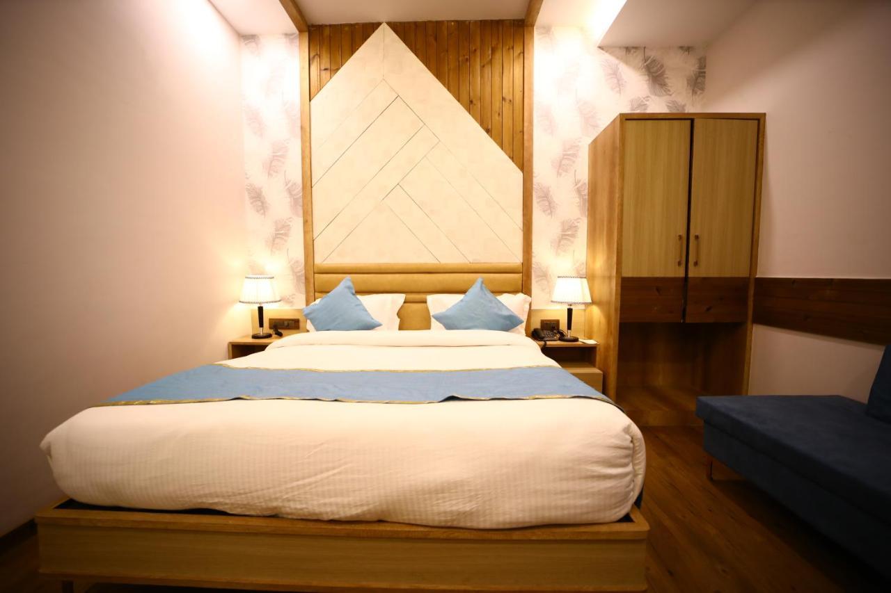 Prime Land Hotel Варанаси Екстериор снимка