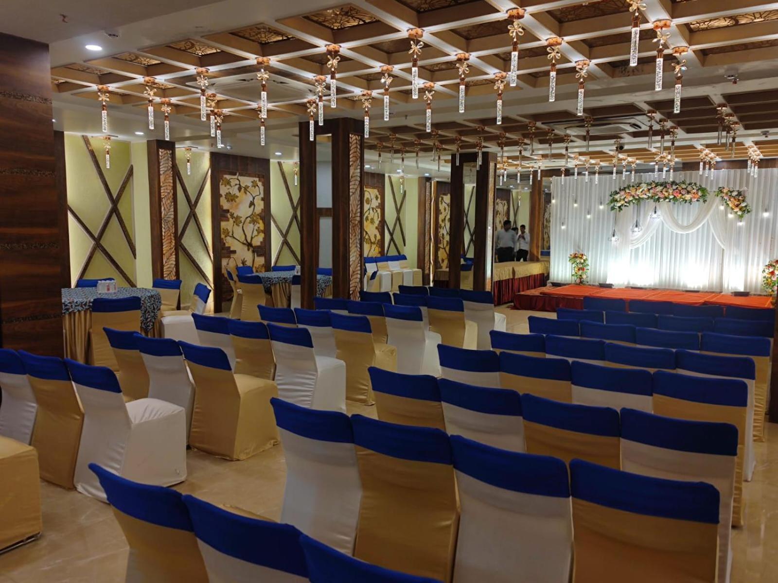 Prime Land Hotel Варанаси Екстериор снимка