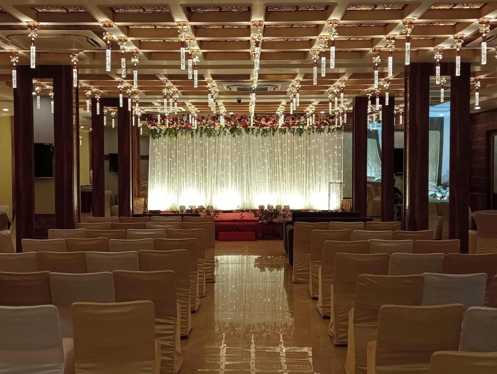 Prime Land Hotel Варанаси Екстериор снимка